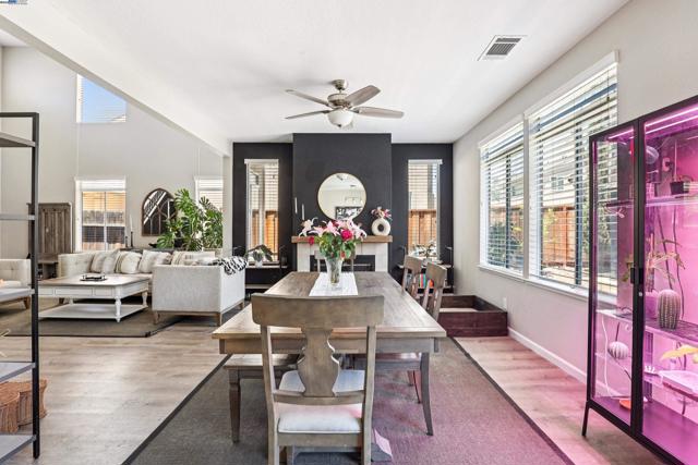 2084 Springbrook Ct, Oakley CA: https://media.crmls.org/mediaz/5516058b-4e71-4818-991b-eeb931c5d6e4.jpg