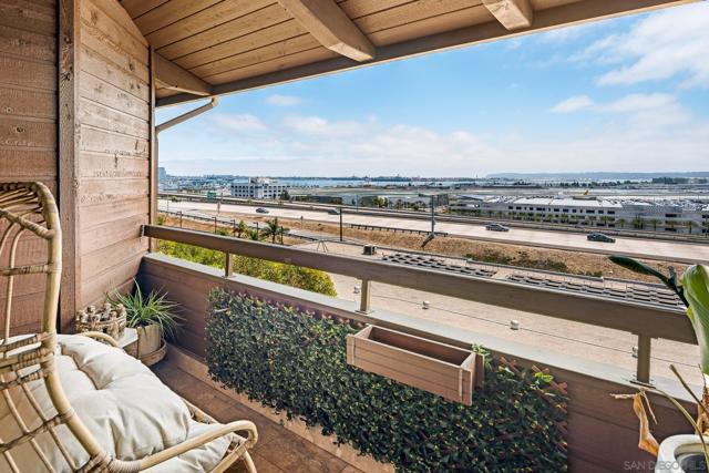 3460 Columbia St, San Diego CA: https://media.crmls.org/mediaz/55161de7-6f1b-43da-bd47-42365f4b1de3.jpg