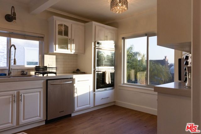 4925 W 20th Street, Los Angeles CA: https://media.crmls.org/mediaz/55162492-bfe5-47ff-88b3-67449aee30eb.jpg
