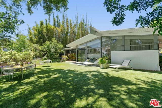 810 Bramble Way, Los Angeles CA: https://media.crmls.org/mediaz/55172aae-5453-469a-958a-09344423ff3c.jpg