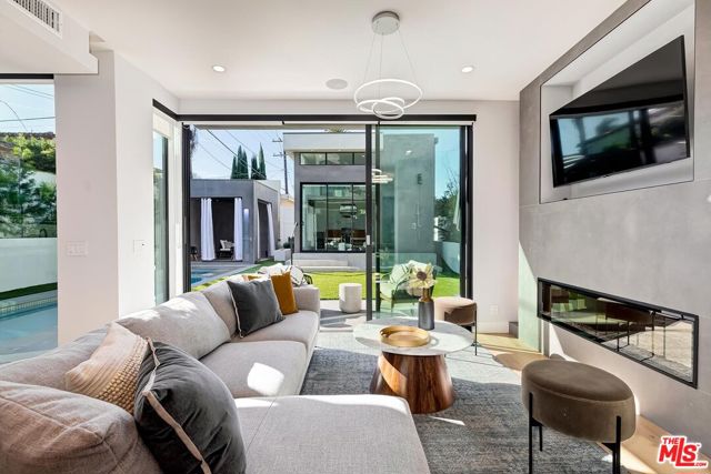 489 S Willaman Drive, Los Angeles CA: https://media.crmls.org/mediaz/55179b1b-0b98-43ba-9096-b5a806d5364c.jpg