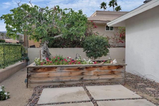 48320 Beverly Drive, Palm Desert CA: https://media.crmls.org/mediaz/5518fb20-24b4-428d-abbf-769d6b5b4bde.jpg