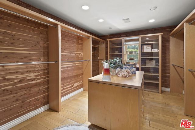 1549 Lindacrest Drive, Beverly Hills CA: https://media.crmls.org/mediaz/5518ff11-e3be-49ed-9447-512d64d20ab4.jpg