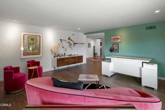 3351 Country Club Drive, Glendale CA: https://media.crmls.org/mediaz/5519ee70-e84b-4806-b637-11ef6d91add4.jpg