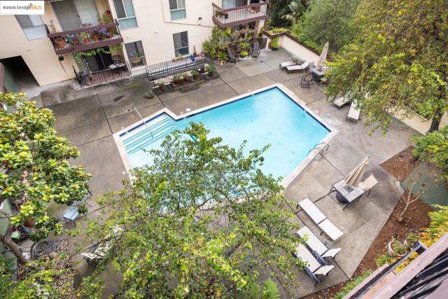 555 Jean St, Oakland CA: https://media.crmls.org/mediaz/551a7fe8-0f52-45e9-8b24-96be83cdc9bd.jpg