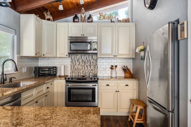2190 Patricia Ln, Arnold CA: https://media.crmls.org/mediaz/551a9e88-41e9-41cb-9591-7595a8f8882f.jpg