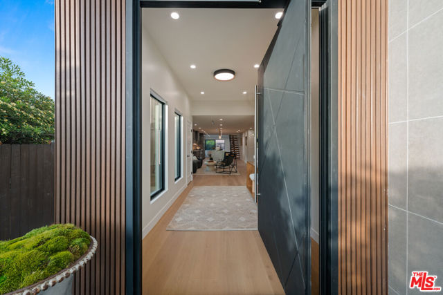 3524 Maplewood Avenue, Los Angeles CA: https://media.crmls.org/mediaz/551aff0b-ae21-4b55-9b5c-c1968d38ba4b.jpg