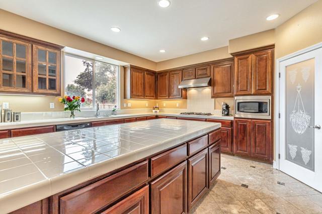 9632 Cherrywood Court, Gilroy CA: https://media.crmls.org/mediaz/551b05d7-ec9a-44e9-9a94-008da23f3aca.jpg
