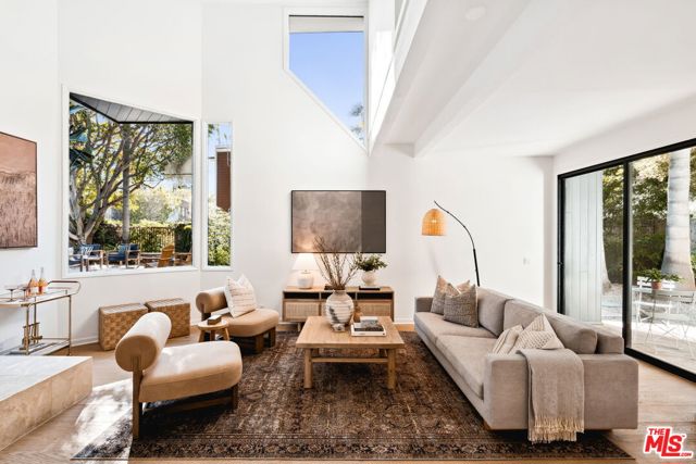 8105 Buena Fortuna Street, Carpinteria CA: https://media.crmls.org/mediaz/551ba747-f376-40bd-8266-f40dedc773f2.jpg