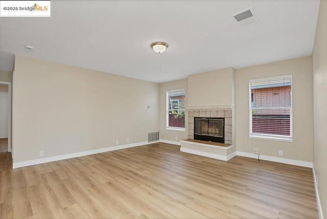 10500 Creekside Circle, Oakland CA: https://media.crmls.org/mediaz/551c774a-86c0-4b9a-b558-8c01125ed030.jpg