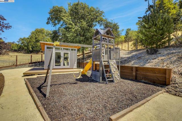 382 Castello Rd, Lafayette CA: https://media.crmls.org/mediaz/551c7e08-16d0-4c84-846c-bfd1a49fe0e9.jpg