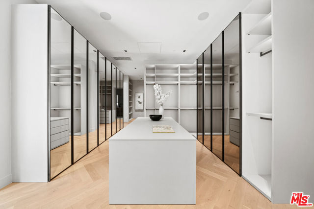 10950 Verano Road, Los Angeles CA: https://media.crmls.org/mediaz/551df92f-40c0-463f-8d6d-245714693e66.jpg