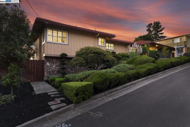 10336 Greenview Dr, Oakland CA: https://media.crmls.org/mediaz/551f3aa4-d069-4fe5-8016-cf2942fd8d7f.jpg