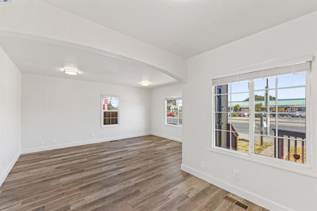 2320 Cutting Blvd, Richmond CA: https://media.crmls.org/mediaz/551f4c3d-f87e-45d2-b67b-e714943d67b1.jpg