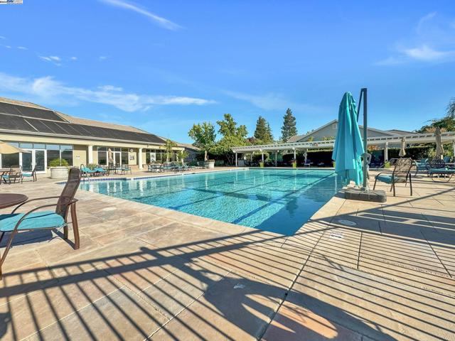 337 Upton Pyne Dr, Brentwood CA: https://media.crmls.org/mediaz/551fb331-2c8d-4bd8-b223-f055a1186cde.jpg