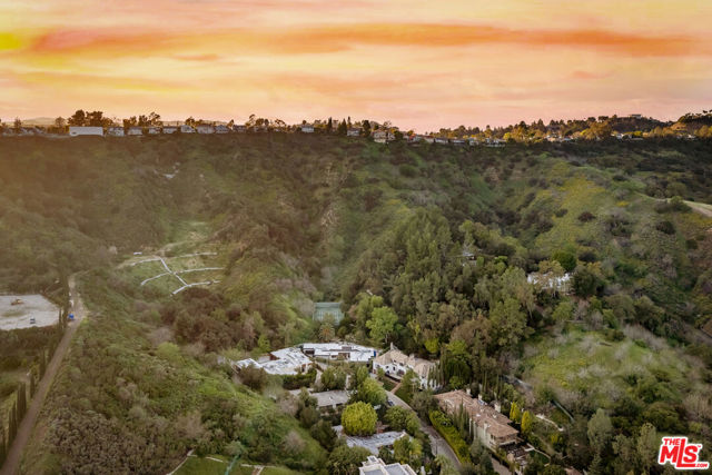 9991 Liebe Drive, Beverly Hills CA: https://media.crmls.org/mediaz/552048a7-2e43-472c-880a-00d6b38d6aaa.jpg