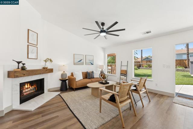 3075 Shiles Loop, Brentwood CA: https://media.crmls.org/mediaz/552066b9-855f-4a5c-8825-48bc47b1c709.jpg