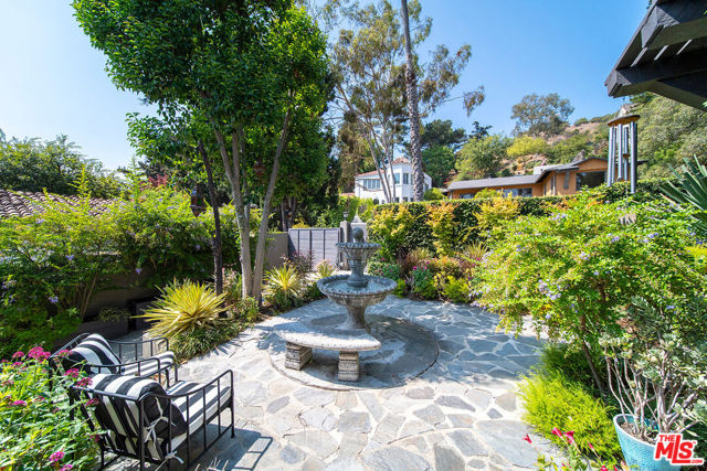 6626 Cahuenga Terrace, Los Angeles CA: https://media.crmls.org/mediaz/5520d4ff-100b-4181-a515-6c1bbe77fc77.jpg