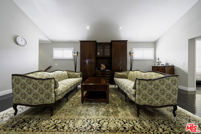 950 S Longwood Avenue, Los Angeles CA: https://media.crmls.org/mediaz/552103db-51b8-4bc4-a1cc-05c2d113a6dd.jpg