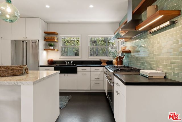 4148 Mentone Avenue, Culver City CA: https://media.crmls.org/mediaz/552120cb-2c0e-4fd2-a230-b11be2686882.jpg