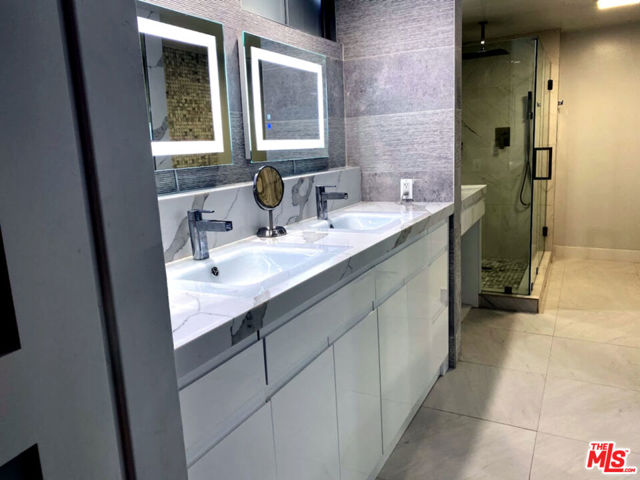 1333 S Beverly Glen Boulevard, Los Angeles CA: https://media.crmls.org/mediaz/552138ea-1142-4090-8e2f-d9d6430ca5ed.jpg