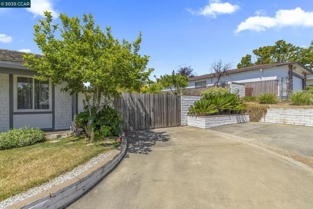 245 Parkview Ter, Vallejo CA: https://media.crmls.org/mediaz/5521814f-1f5a-4c74-aaf9-8e8d4d4ae84d.jpg