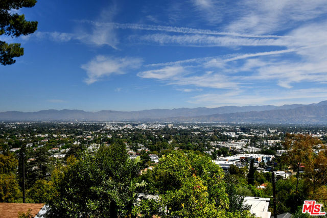 3682 Berry Drive, Studio City CA: https://media.crmls.org/mediaz/552213d9-575e-42bd-bd8f-a3cc3767a528.jpg