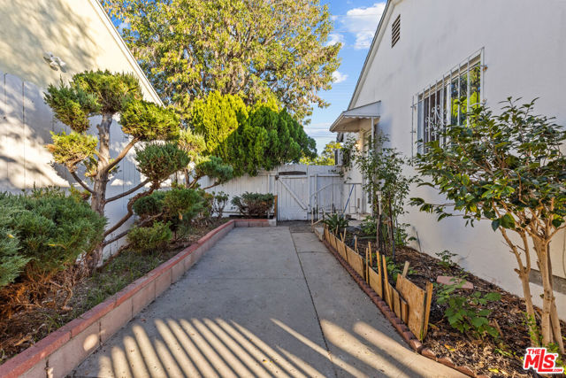 5733 Colfax Avenue, North Hollywood CA: https://media.crmls.org/mediaz/55231d97-aea7-4bbb-939a-9009e664be93.jpg