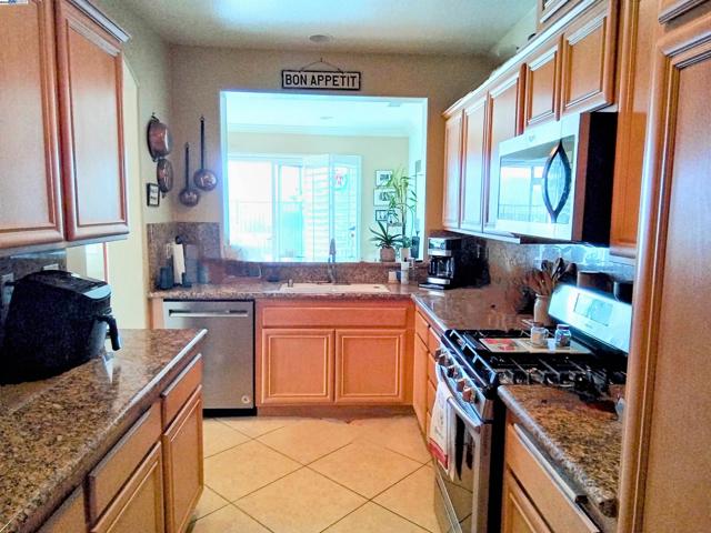 24350 Lorenzo Ln,  CA: https://media.crmls.org/mediaz/55243607-c6da-43fd-9b6e-3e9ecdd57c27.jpg