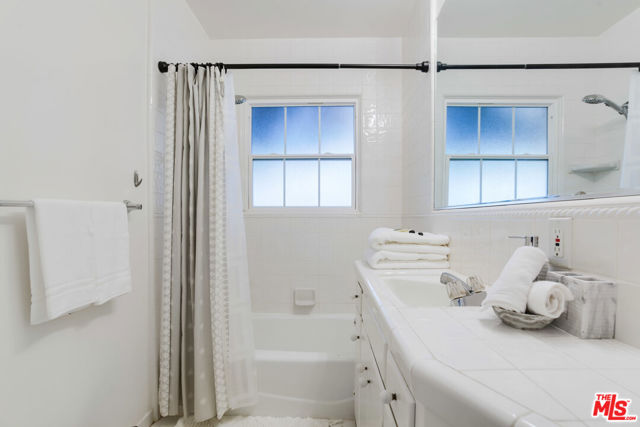 6207 Melba Avenue, Woodland Hills CA: https://media.crmls.org/mediaz/552461c0-2767-449f-93c3-8d0871513d97.jpg