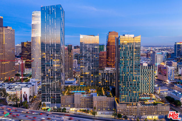 877 Francisco Street, Los Angeles CA: https://media.crmls.org/mediaz/55249f22-4606-4aa9-acb0-44ee9ffdee83.jpg