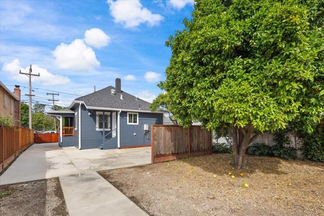 8850 Dowling Street, Oakland CA: https://media.crmls.org/mediaz/552532f4-7df4-4a9d-a561-8544fc7da7d0.jpg
