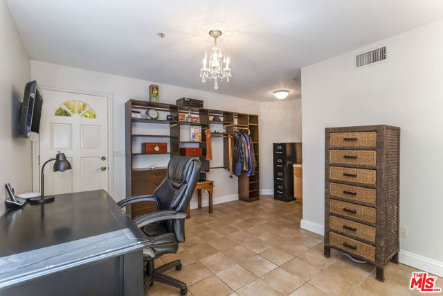 3943 Avenida Del Sol, Studio City CA: https://media.crmls.org/mediaz/552559e5-909e-444d-bac5-25c1f8c1dc4f.jpg