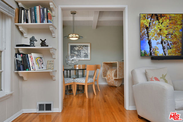 15213 Del Gado Drive, Sherman Oaks CA: https://media.crmls.org/mediaz/55265ba2-2776-4a9f-990d-3a13636d2172.jpg