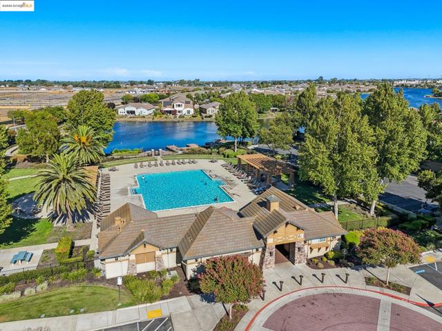 124 Clear Lake Ct, Oakley CA: https://media.crmls.org/mediaz/55268378-e076-445c-91cf-9eda301cc6cb.jpg