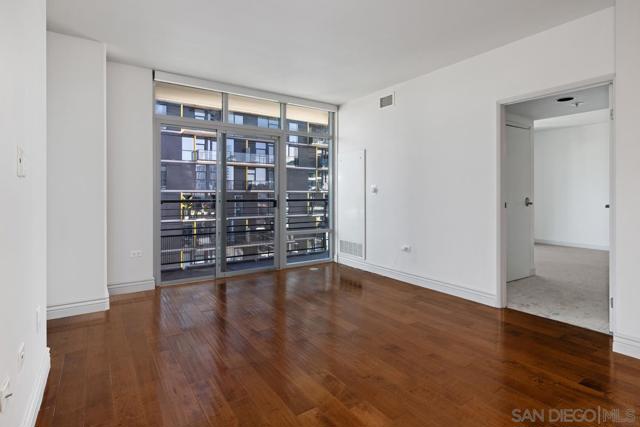 425 W Beech St, San Diego CA: https://media.crmls.org/mediaz/552776b1-9447-4460-9102-51225aec18d2.jpg