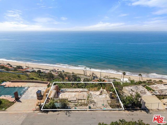 17624 Tramonto Drive, Pacific Palisades CA: https://media.crmls.org/mediaz/55283e88-fd0e-4c75-927a-11404d28af3e.jpg