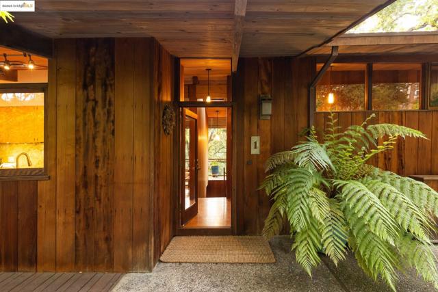 1 Kittiwake Rd, Orinda CA: https://media.crmls.org/mediaz/5528de63-85e9-4d93-8f08-b345b452ffc2.jpg