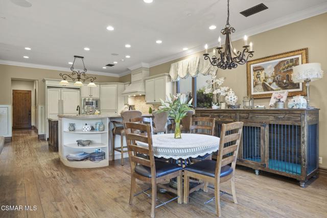 82 Queens Garden Drive, Thousand Oaks CA: https://media.crmls.org/mediaz/552b521d-41e3-4b48-8891-48daffbff617.jpg