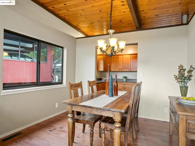 6866 Thornhill Dr, Oakland CA: https://media.crmls.org/mediaz/552c0525-34ff-402e-88cf-5dc024ac79f2.jpg