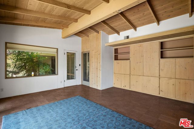 8400 Encino Avenue, Northridge CA: https://media.crmls.org/mediaz/552cba91-2b45-4cb0-b3a1-3cae1d33fc3b.jpg