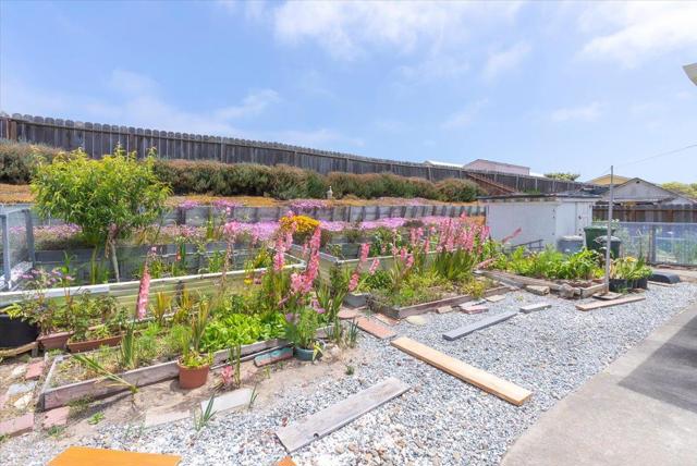 137 Silverwood Place, Marina CA: https://media.crmls.org/mediaz/552d3ba2-e3f4-4faa-8858-75cbd86295f5.jpg