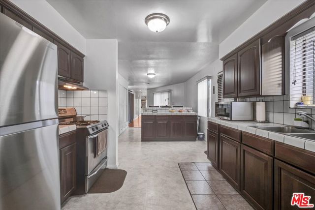 2463 Easy Avenue, Long Beach CA: https://media.crmls.org/mediaz/552d819c-2ba7-4f0a-8937-fc1694f24c89.jpg