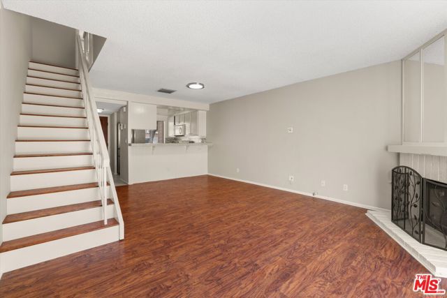 5720 Owensmouth Avenue, Woodland Hills CA: https://media.crmls.org/mediaz/552da692-8bfe-4897-969f-81691dd1bd6c.jpg