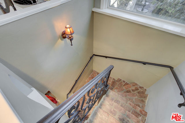 2880 NICHOLS CANYON Road, Los Angeles CA: https://media.crmls.org/mediaz/552e4800-4ec3-4d5f-b59b-6017e5a208e9.jpg