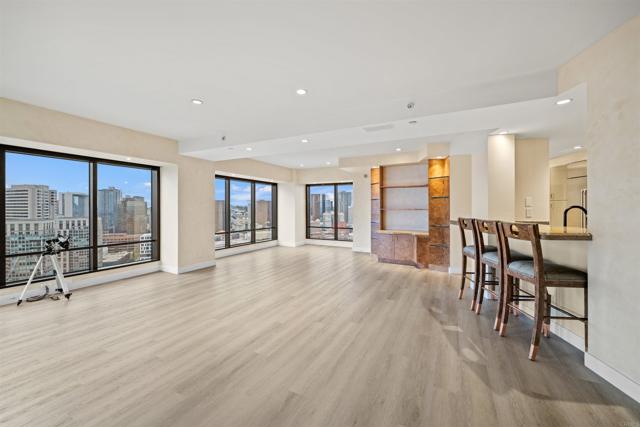 100 Harbor Drive, San Diego CA: https://media.crmls.org/mediaz/552e6b07-12fa-4f54-8f6c-d2cfd51d0f0b.jpg