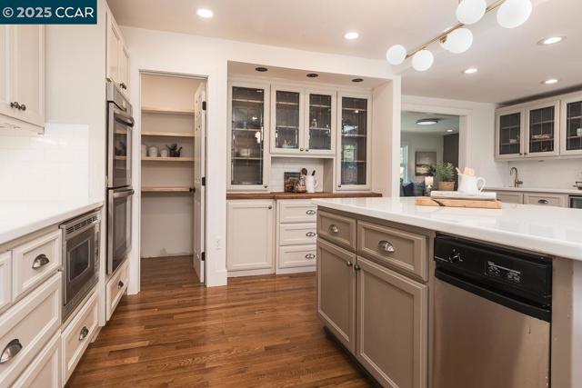 881 Autumn Dr, Walnut Creek CA: https://media.crmls.org/mediaz/552efa49-ff39-4afc-b971-39ed8de2df25.jpg