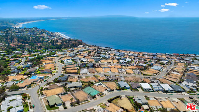 3530 Shoreheights Drive, Malibu CA: https://media.crmls.org/mediaz/552f383c-69ee-4b51-94ba-fbfe7868383b.jpg