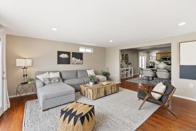 310 Bluff Wy, Oceanside CA: https://media.crmls.org/mediaz/552fb3d3-565e-4ab4-8020-1cfc7cd32c1a.jpg