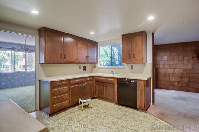 954 Harbor View Dr, San Diego CA: https://media.crmls.org/mediaz/552fc779-02c7-4a6d-8668-57466e0a1149.jpg